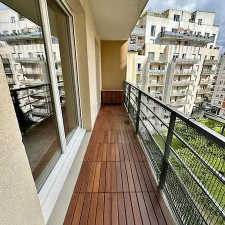 Comfortable Two Bedroom Flat Near Paris By Tube