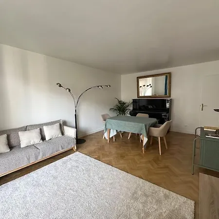 Comfortable Two Bedroom Flat Near Paris By Tube Appartamento Courbevoie