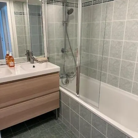 Comfortable Two Bedroom Flat Near Paris By Tube * Courbevoie